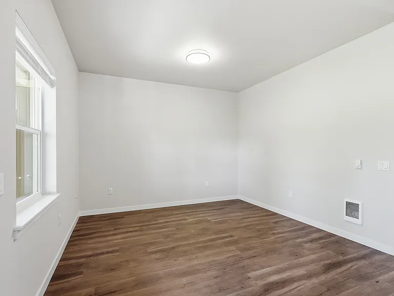 1425 Mildred Ln SE — Photo 3