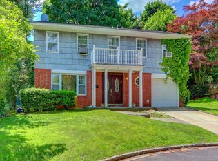 10 Pickwood Ln, Great Neck, NY 11024