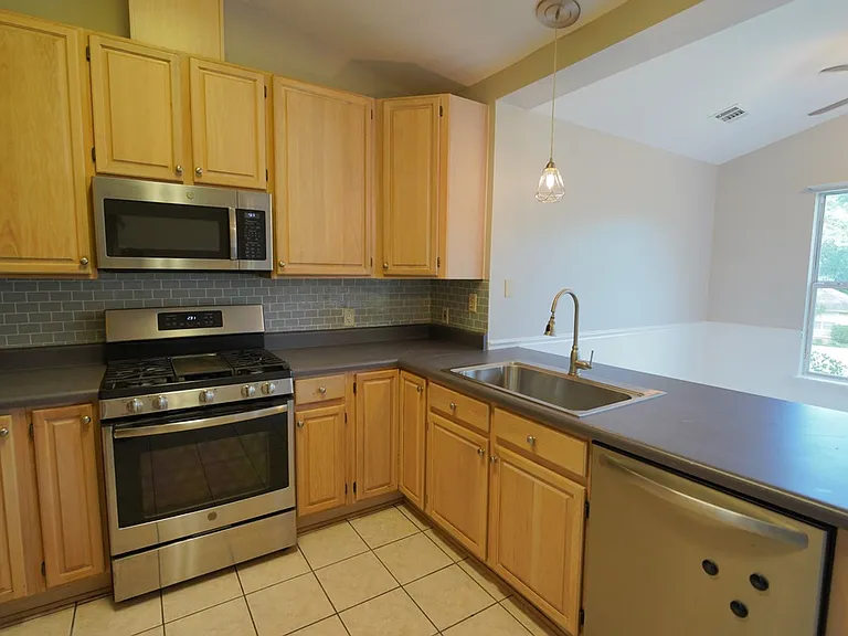 1908 Wagon Wheel Cir E — Photo 6