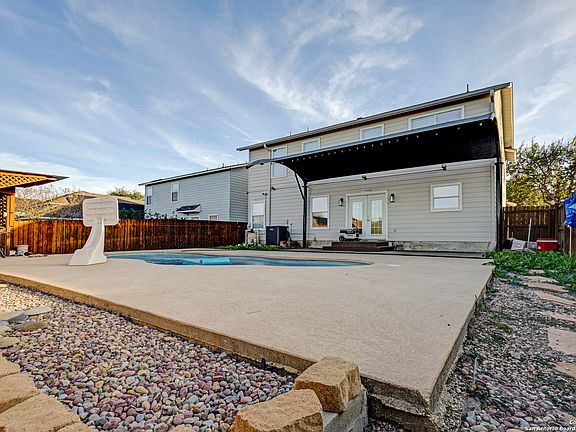 2nd image of 1418 Sunbend
