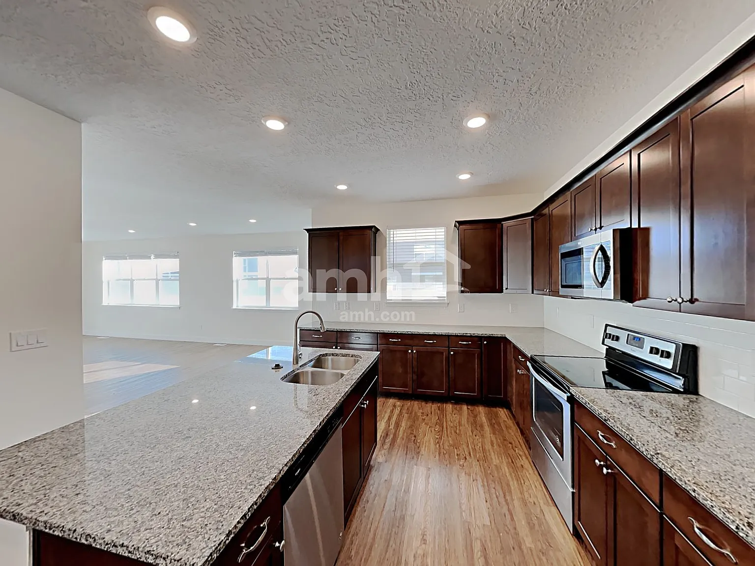 4 bed, 2.5 bath, 2339 sqft, $2,485 — Photo 3