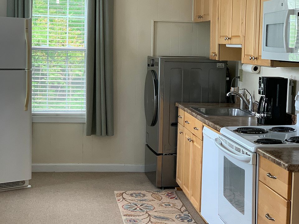 Large eat-in kitchen with new stainless washer/dryer