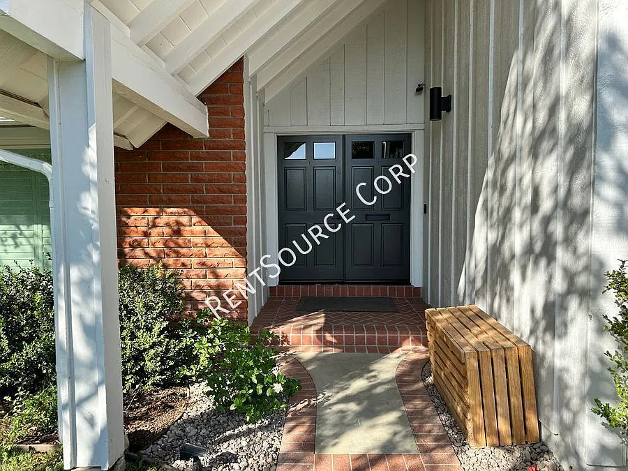 5 Bedroom Pool Home for Lease with SOLAR in the Valencia Hills Community — Photo 2