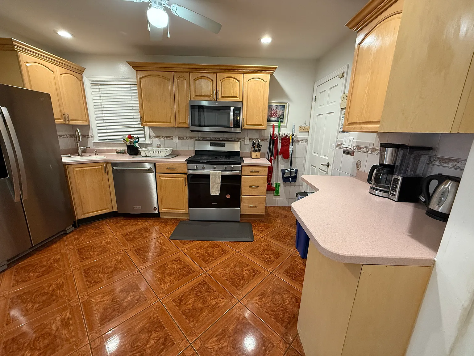 3 bed, 800 sqft, $2,600 — Photo 4