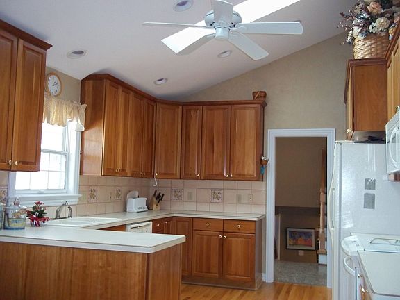 5th image of 1444 London Dr