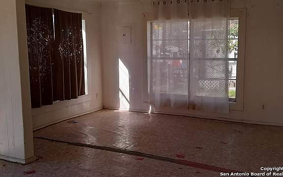 5th image of 206 N San Joaquin Ave