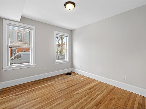 4th image of 921-923 E Broadway #1