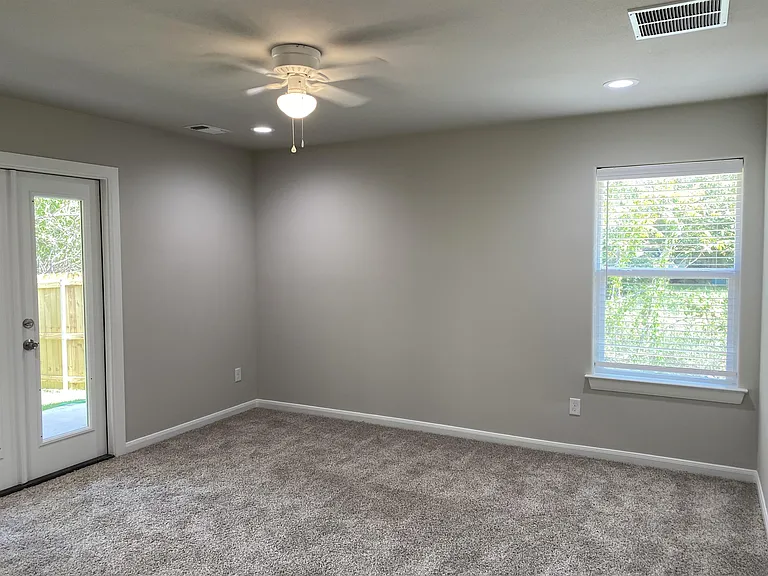 313 E Nelson St — Photo 9