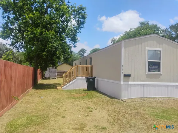 209 Olive St, El Campo, TX 77437