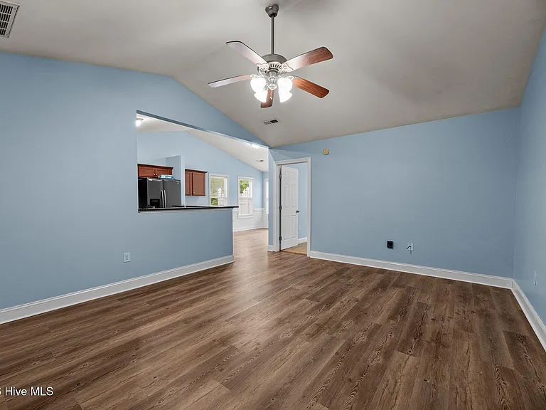 300 Hawks Bluff Dr — Photo 9
