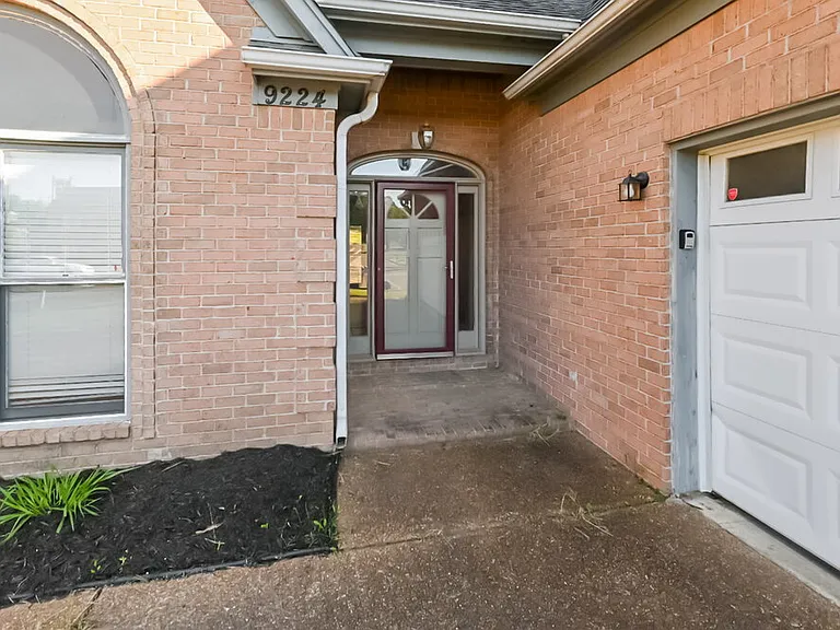 9224 Chimneyrock Blvd — Photo 2