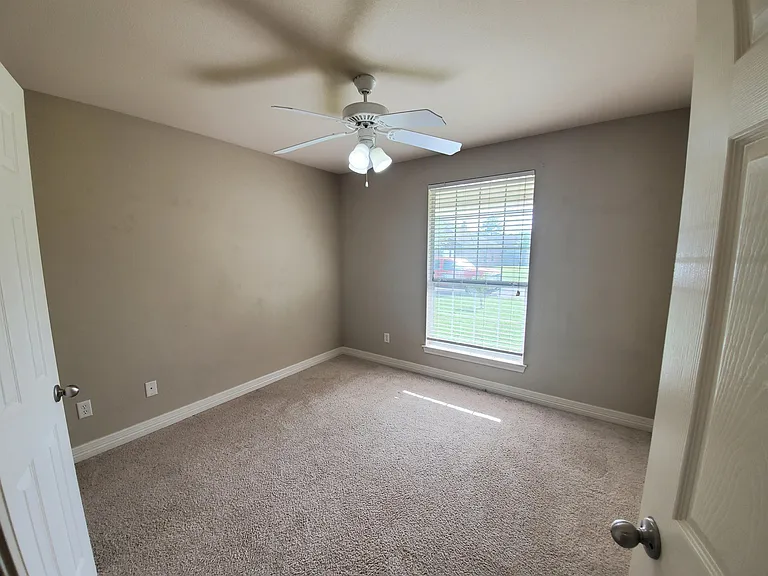 208 Amanda Ct — Photo 11