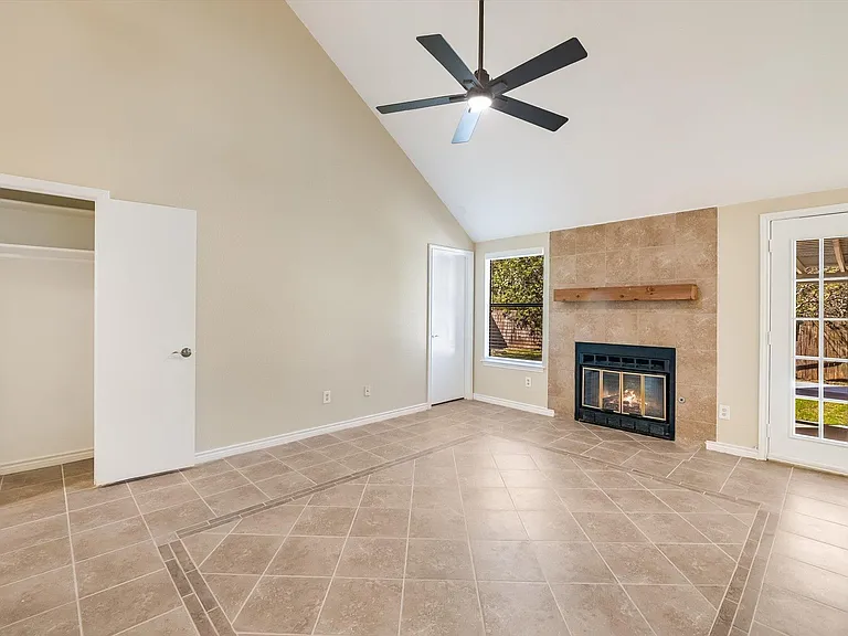 6808 Luckenbach Ln — Photo 6
