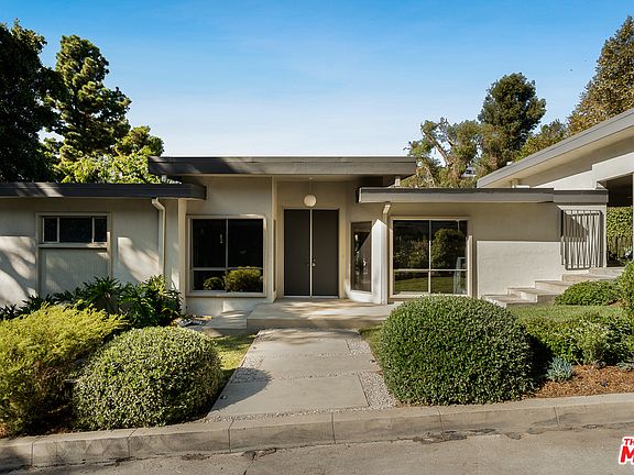 3rd image of 2403 Park Oak Dr