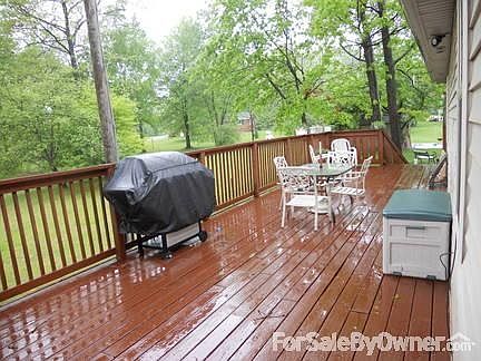 Living room
						:
						Vaulted ceilings w/ skylights