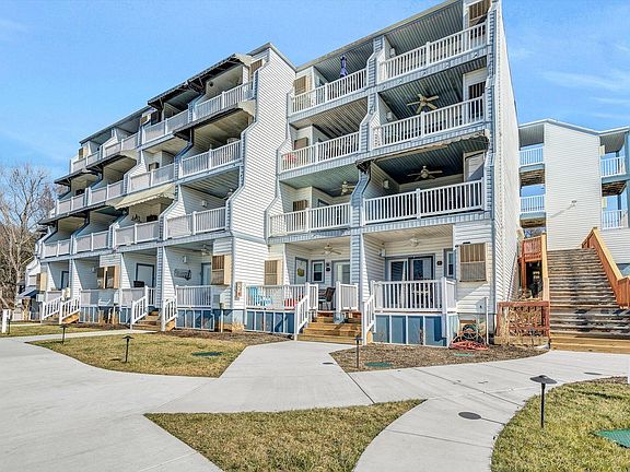 3rd image of 1089 Bluewater Dr #305