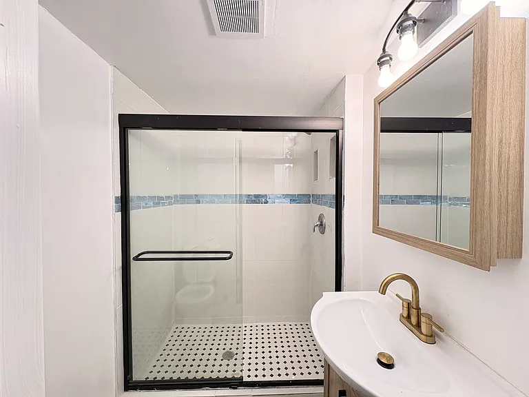 1045 Flemington St — Photo 1