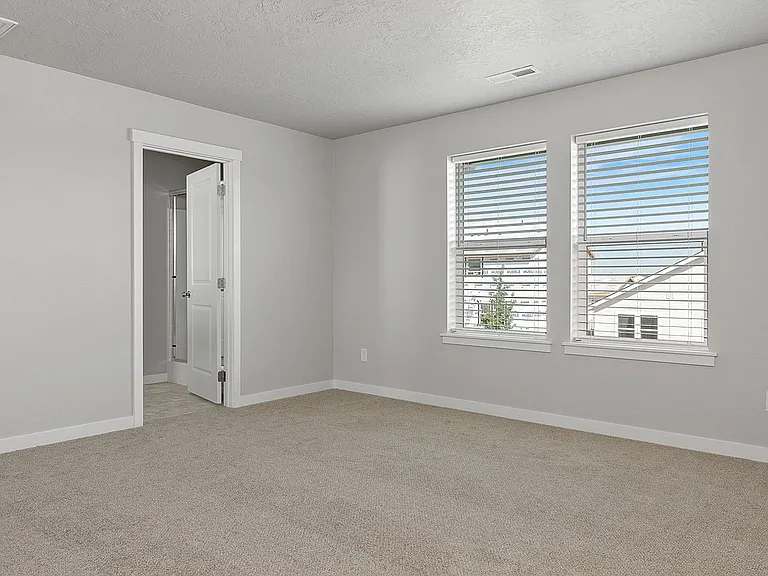 678 E Taper St — Photo 9