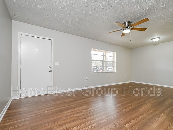 3rd image of 2202 Oakview Ln