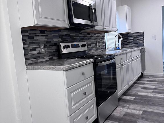 4th image of 900 Middle St