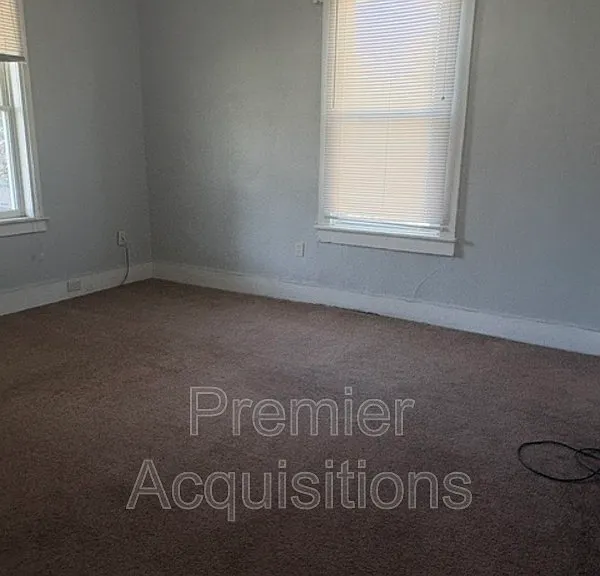 16 W Elm St — Photo 3