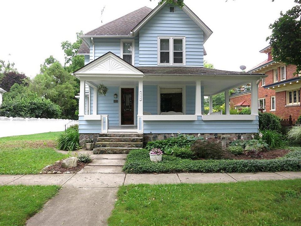 1st image of 326 E Oak St