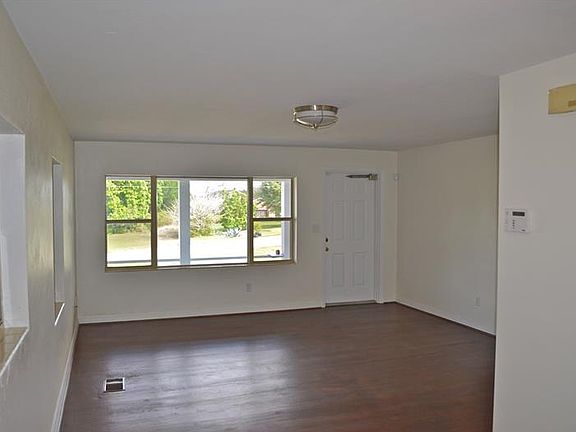 4th image of 1068 Sunset Dr