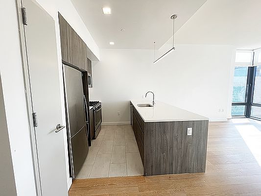 2nd image of 4107 Crescent St APT 4B