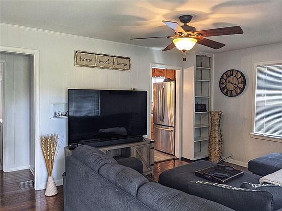 3rd image of 107 S Tresslar Ave
