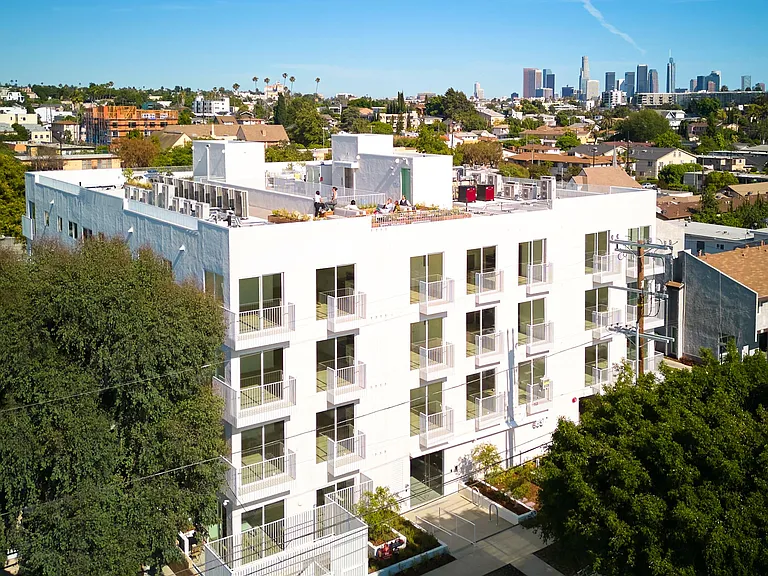 636 N Juanita Ave — Photo 2