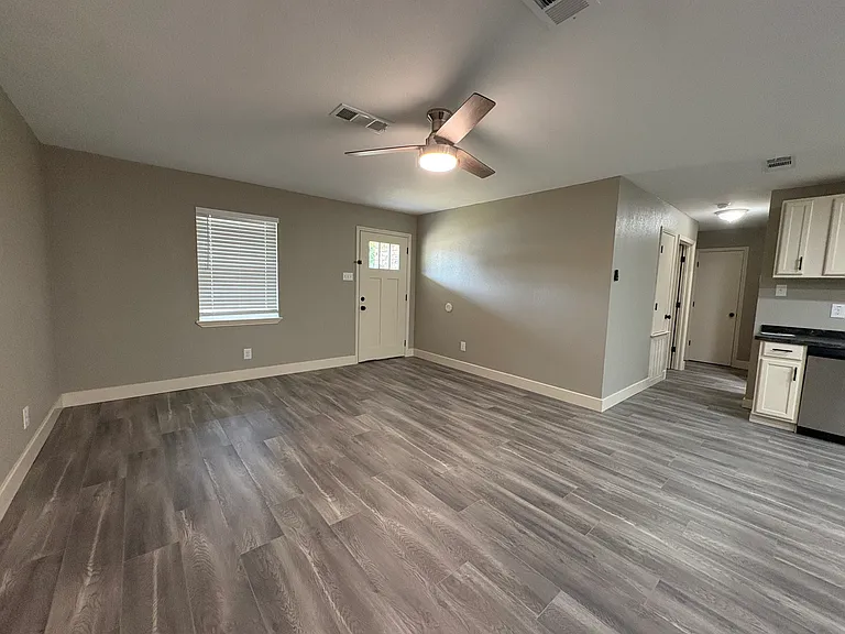 714 Upland Ln — Photo 10