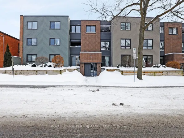 142 Waverley St #2D, Ottawa, ON K2P 0V4
