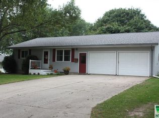 1327 1st Ave SE, Sioux Center, IA 51250