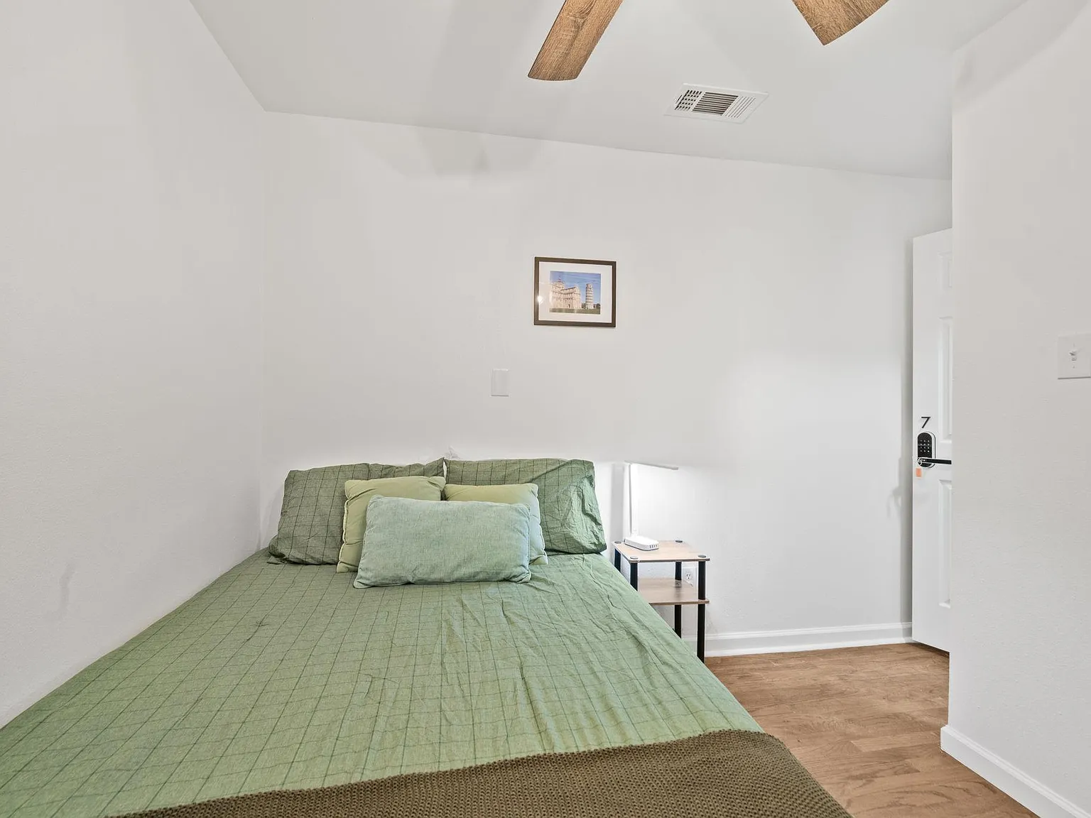 4 bed, 5.0 bath, 3241 sqft, $901 — Photo 1
