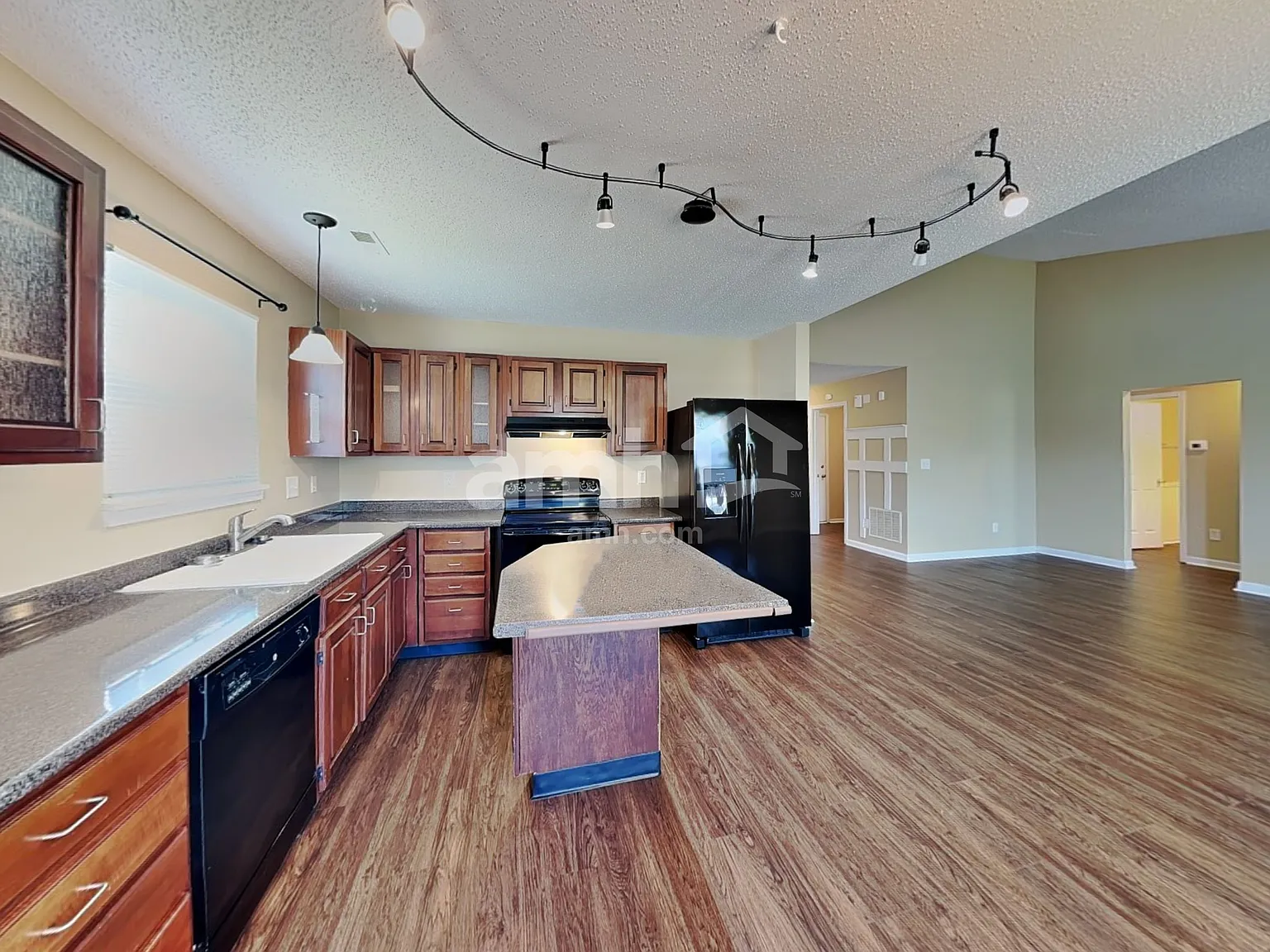 3 bed, 2.0 bath, 1421 sqft, $2,000 — Photo 4