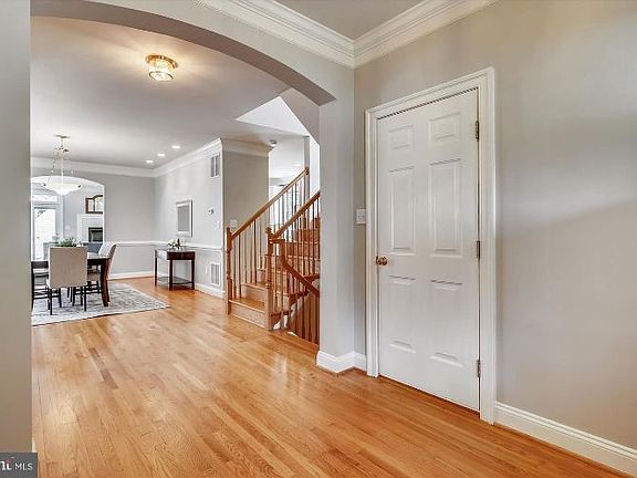 5th image of 708 Highland Ave