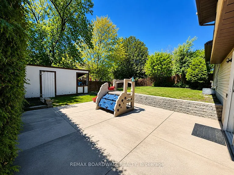 22 Bartley Cres — Photo 37