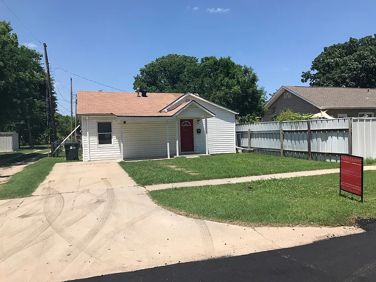 623 E Acres St — Photo 1