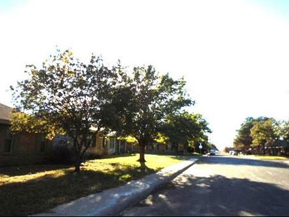 Exterior Neighborhood (street photo)
