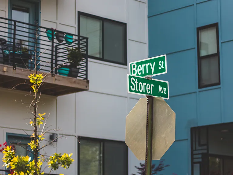 906 W Berry St — Photo 5