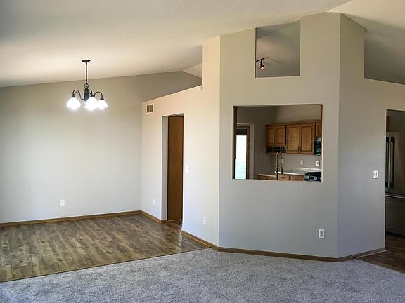 4th image of 595 Monnens Ave