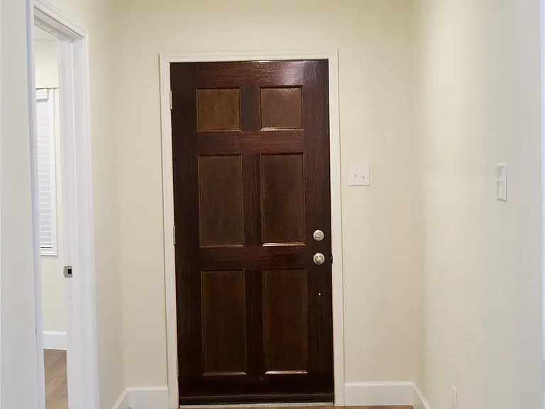 2405 Byron Ave — Photo 2