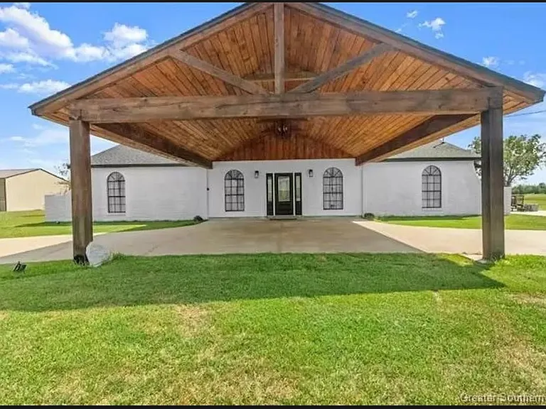 2822 Wilson Dr — Photo 1