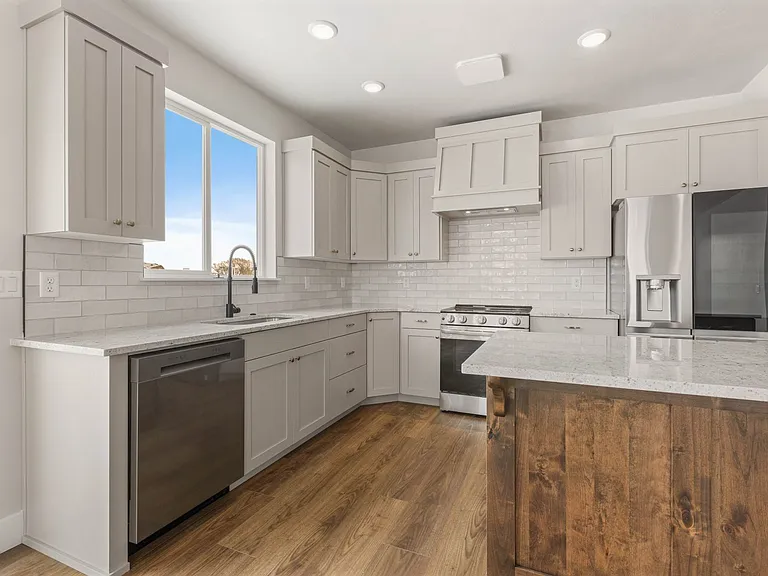 563 S Cutler Ave — Photo 5