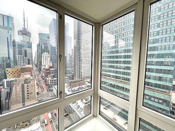 4th image of 350 W 43rd St APT 31A