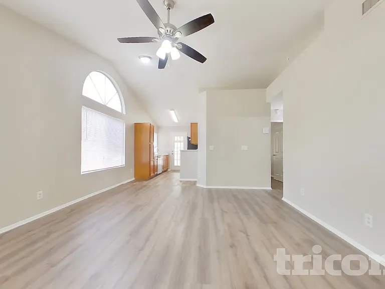 1705 E Carter Rd — Photo 2