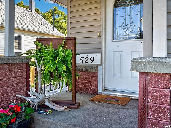 3rd image of 529 Athabasca STREET W