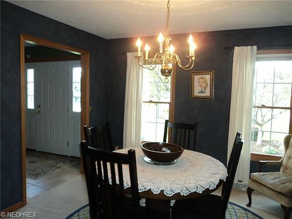 3rd image of 359 Stonybrook Cir
