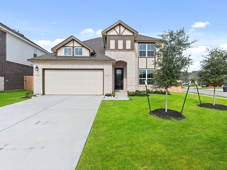 Welcome home to 31404 Cedar Elm Trail located in Oakwood Estates and zoned to Conroe ISD.