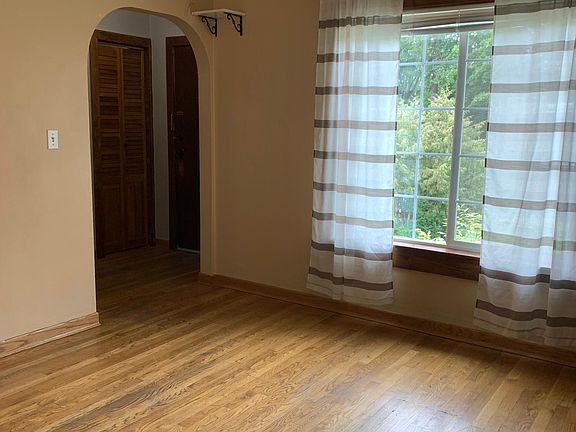 3rd image of 1020 NE Duncan Ln